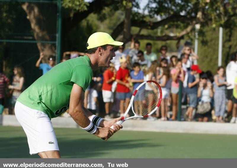 GALERÍA DE FOTOS- Bautista desata la locura peloteando con Ferrer en La Coma