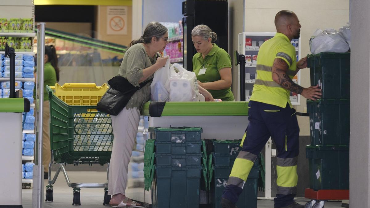 Gente comprando en supermercados.