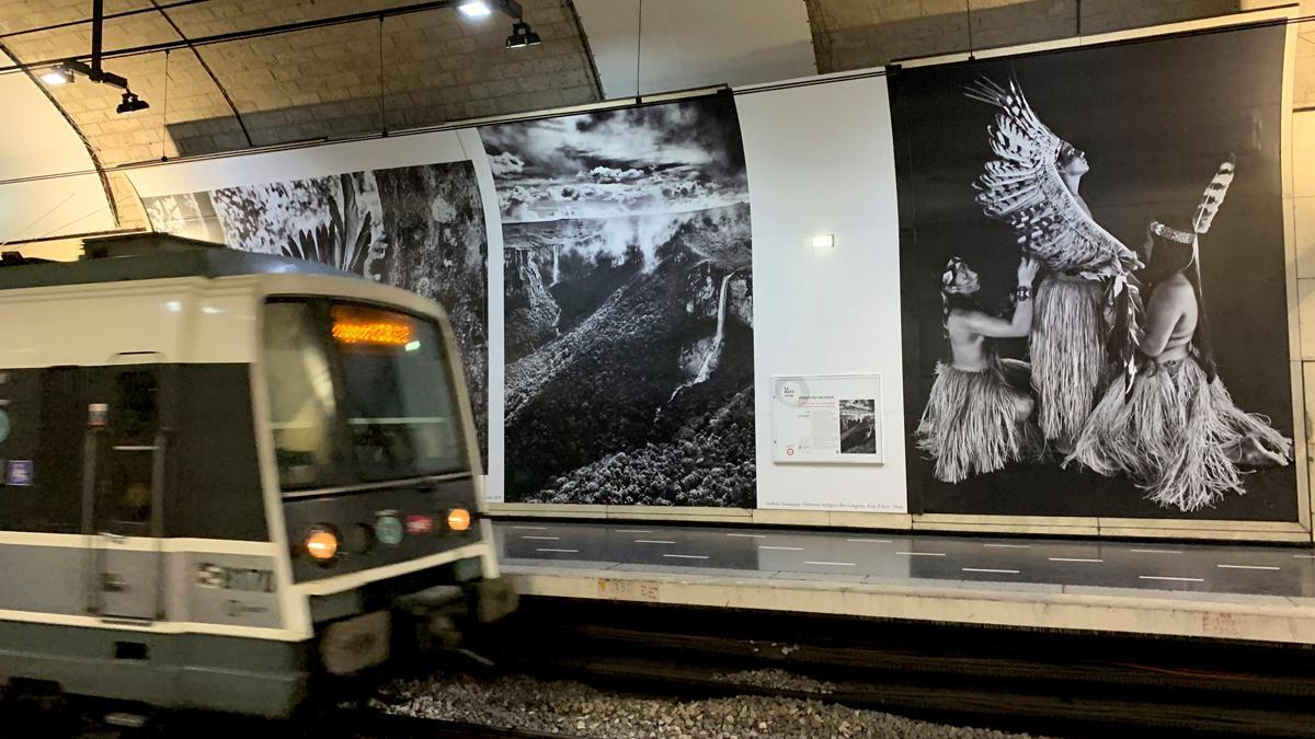 ’Amazonia’, de Sebastião Salgado, se expone en el metro de París.