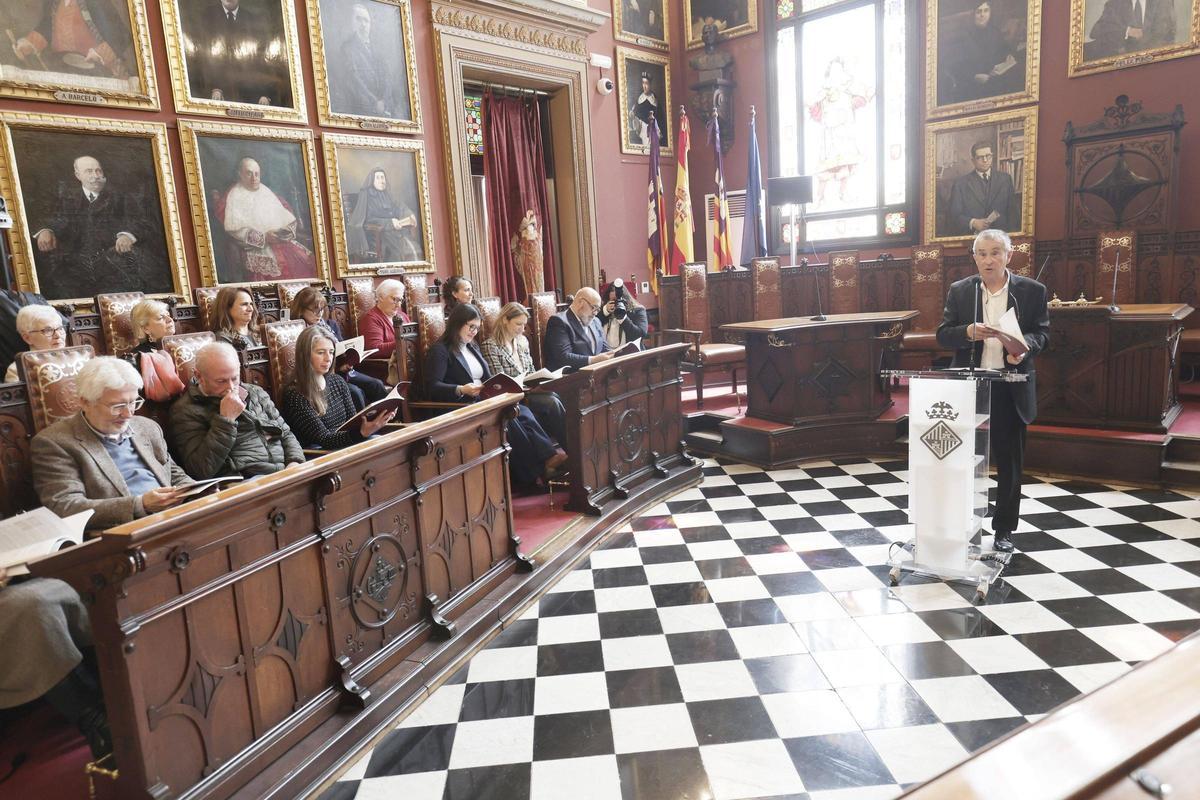 Felipe Armendáriz ha presentado el libro en el salón de plenos.