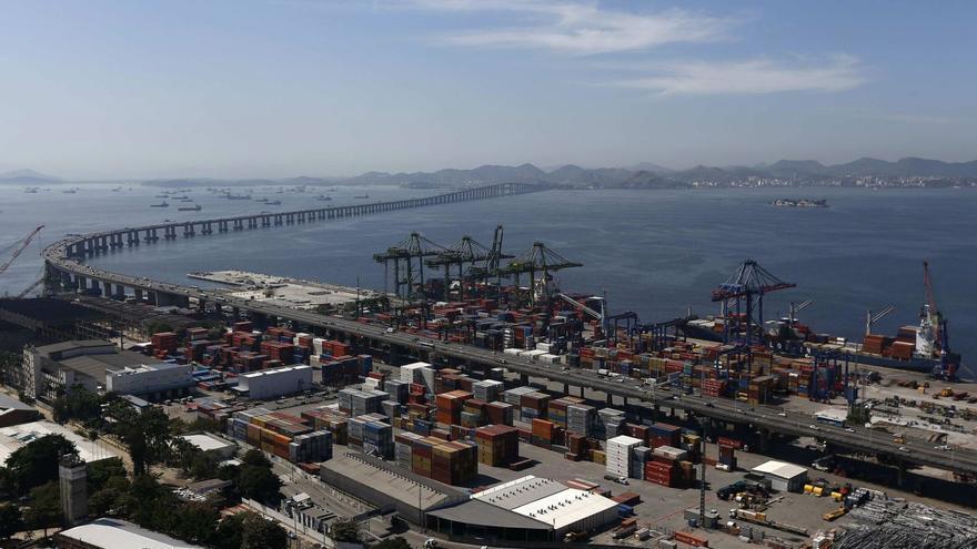 Una de las terminales de contenedores del puerto de Río de Janeiro (Brasil), en una imagen de archivo. | MARCELO SAYÃO/EFE