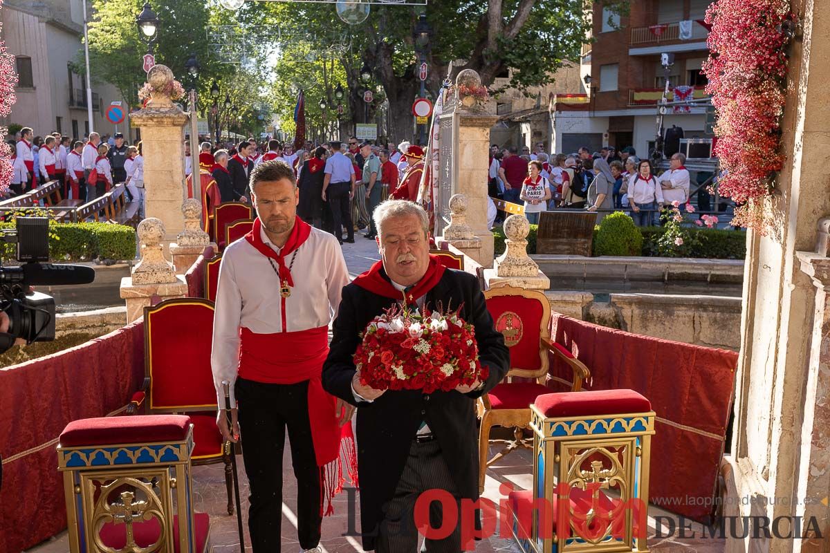 Bandeja de flores y ritual de la bendición del vino en las Fiestas de Caravaca