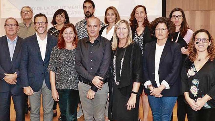 Foto de familia en la que la presidenta Armengol y la consellera Gómez flanquean a Oriol Lafau, coordinador autonómico de Salud Mental.