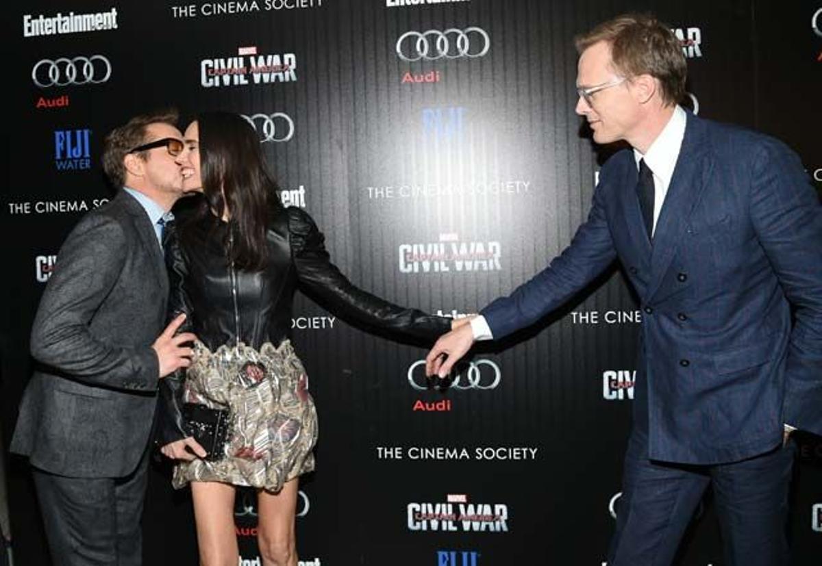 Robert Downey Jr. saluda a Jennifer Connelly ante la mirada de Paul Bettany, en el pase especial de Capitán América: Civil War en Nueva York.