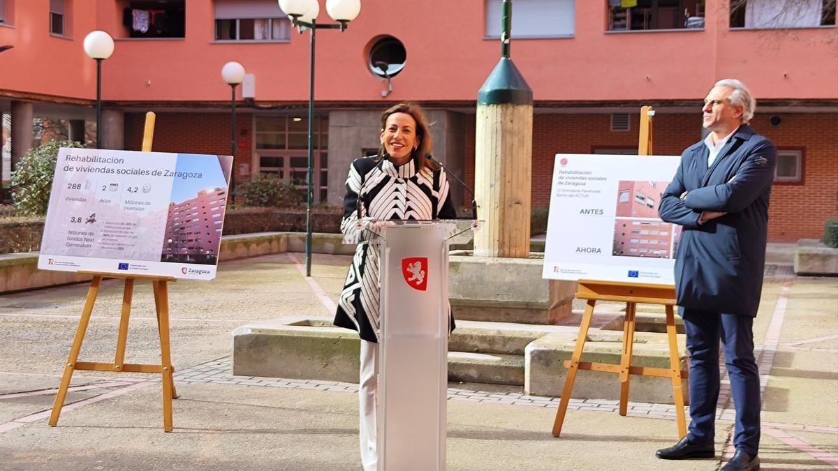 La alcaldesa de Zaragoza, Natalia Chueca, acompañada por el concejal delegado de Zaragoza Vivienda, José Miguel Rodrigo, en la presentación de la rehabilitación de 288 viviendas sociales en el distrito de Actur