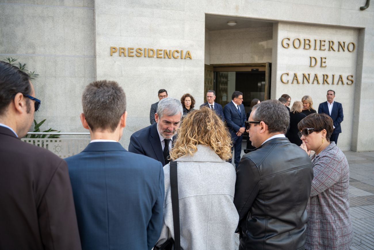 El féretro de Lorenzo Olarte llega a la Presidencia del Gobierno en Las Palmas de Gran Canaria