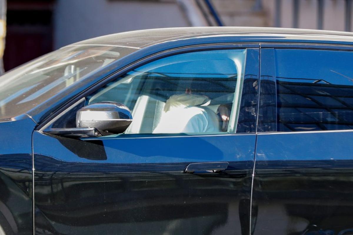Ester Expósito y Mbappé se dan un beso en el coche, porque si algo tienen las relaciones nuevas es pasión