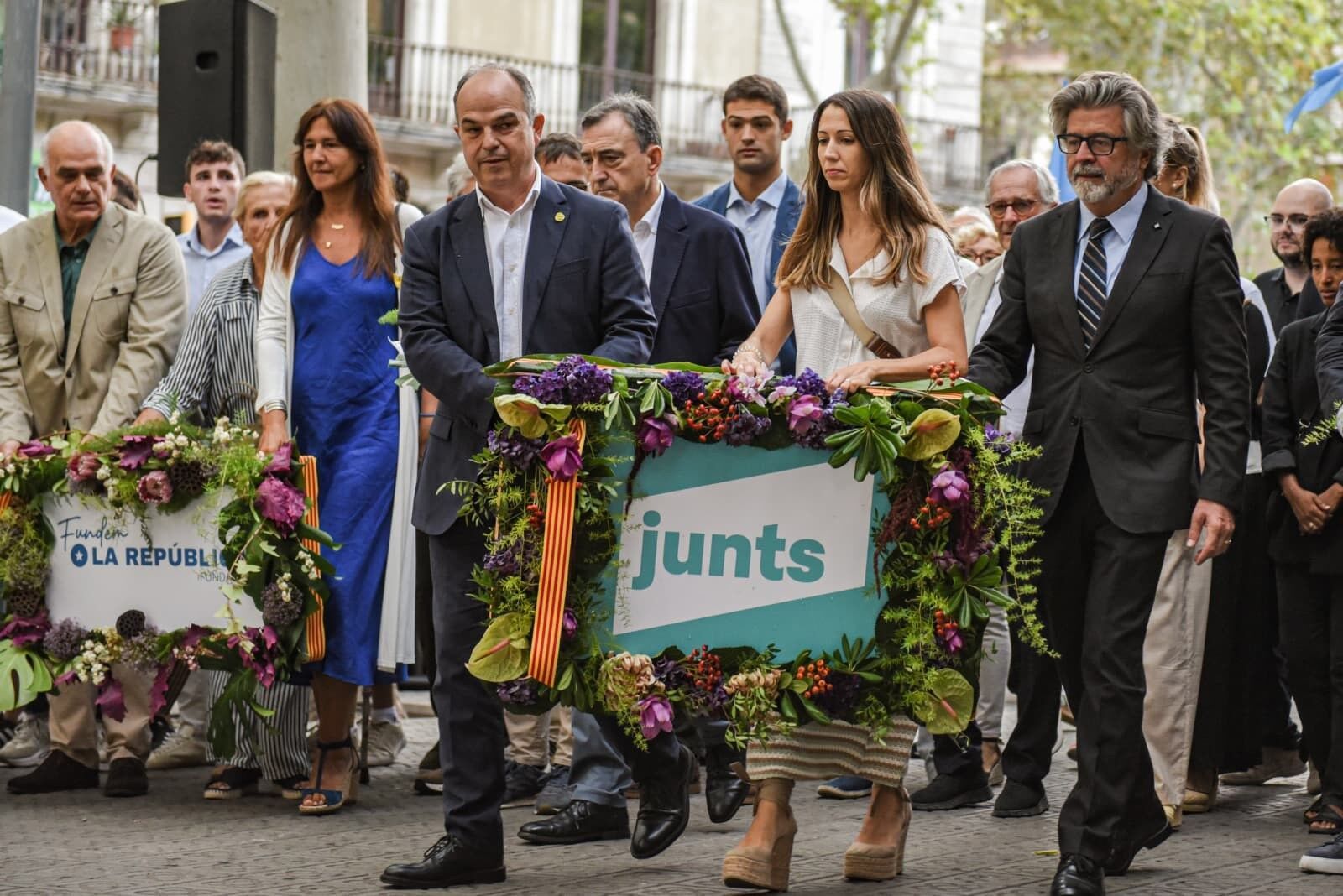11/09/2025 El secretario general de Junts, Jordi Turull, encabeza la ofrenda floral de su partido al monumento Rafael de Casanova por la Diada. El secretario general de Junts, Jordi Turull, ha llamado este jueves a la movilización en la Diada de este año para culminar lo que se votó el 1-O y lograr la independencia: "Hay más motivos que nunca". CATALUÑA ESPAÑA EUROPA BARCELONA POLÍTICA ALBERTO PAREDES - EUROPA PRESS