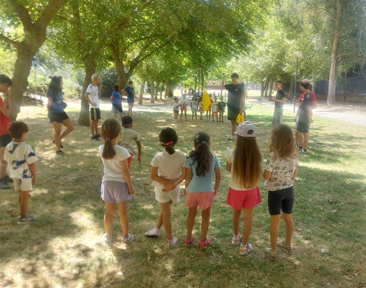 Campo de Voluntariado en la zona del Prado de las Pavas con los niños del campamento urbano.