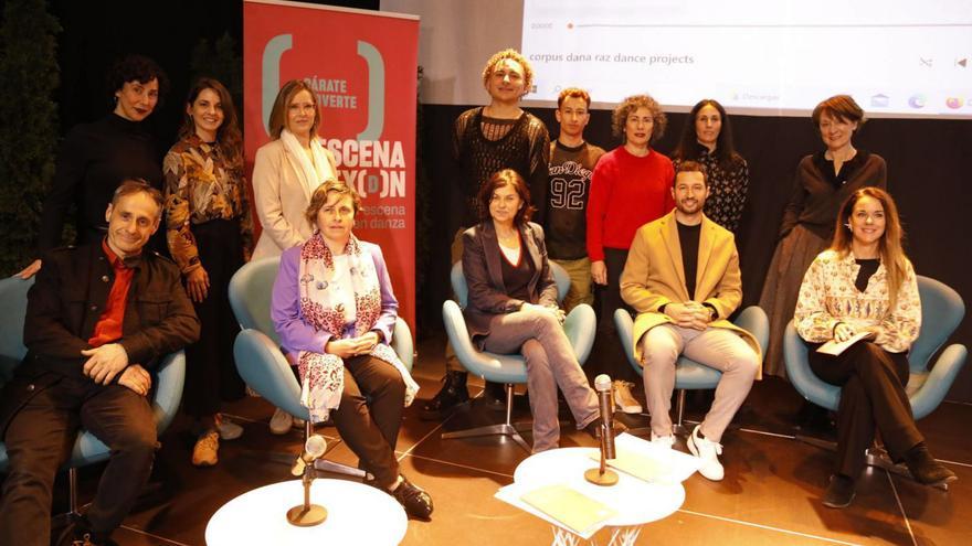 Por la izquierda, de pie, Dana Raz, Olimpia Oyonarte, Susana González, Junior Fernández, Kevin Busto, Estrella García, Izar Gayo y Nuria Vila. Sentados, por la izquierda, Carlos Dávila, Elisa Novo, Montserrat López, Aitor Martínez y Jimena Rodríguez, ayer, en el patio del Antiguo Instituto.