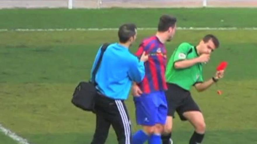 Brutal agresión de un jugador del Almoradí al árbitro