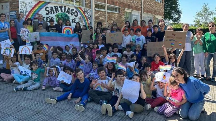 Izado da bandeira no CEIP de Oliveira. | // D.P.