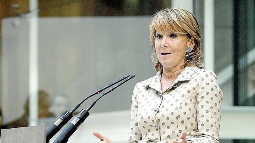 Aguirre, con medias bajas y zapatos, ayer en Madrid.