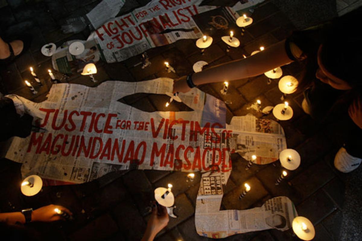 Estudiants encenen espelmes en la commemoració del segon aniversari de la massacre en què van morir 57 periodistes, a Manila (Filipines).