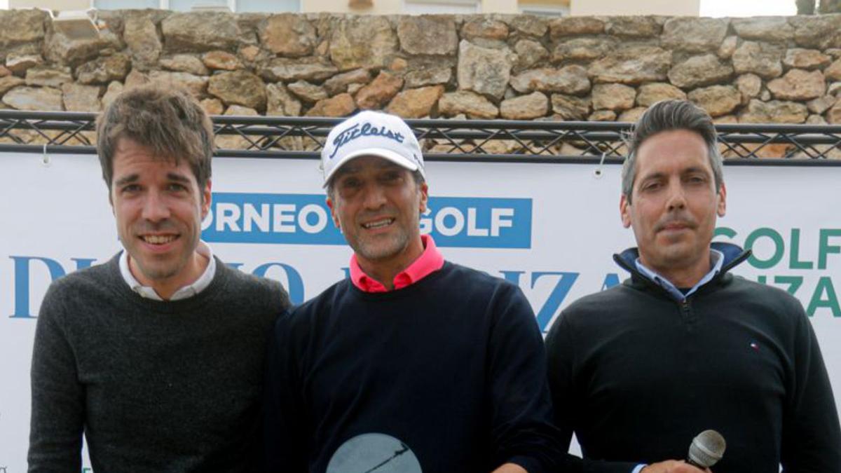 Emilio Pérez, primer clasificado de Segunda Categoría, junto a Bernardino Jaume y Javier Durán. | 