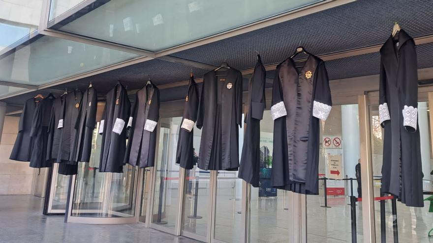 Las togas colgadas de los letrados de Justicia de València en motivo de protesta. | LEVANTE-EMV