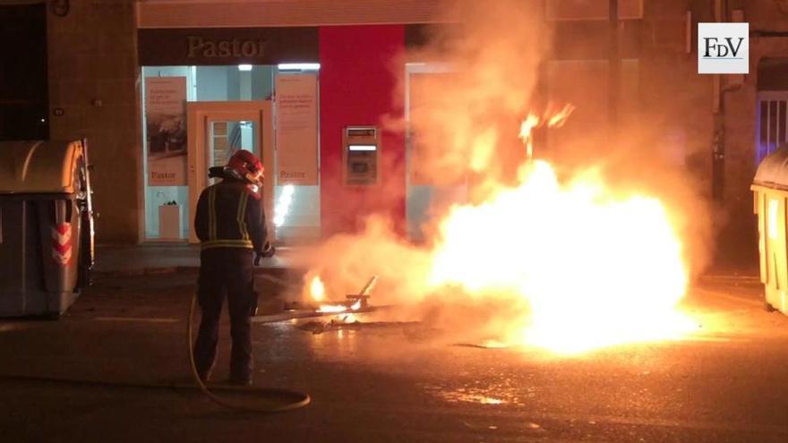 Un incendio calcina de madrugada un contenedor en el centro de Cangas