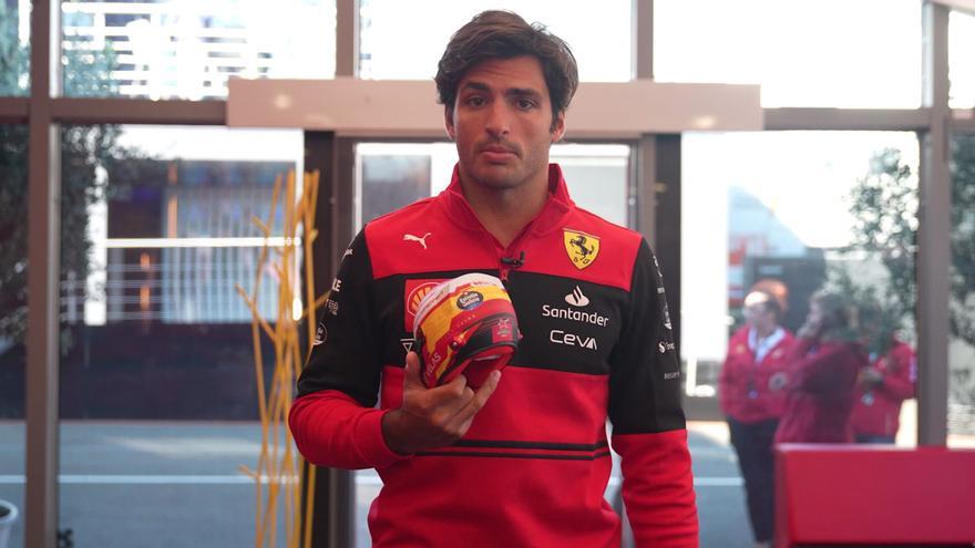 Una réplica del casco de Carlos Sainz en Ferrari, entre los artículos de la subasta solidaria Trezeluzes