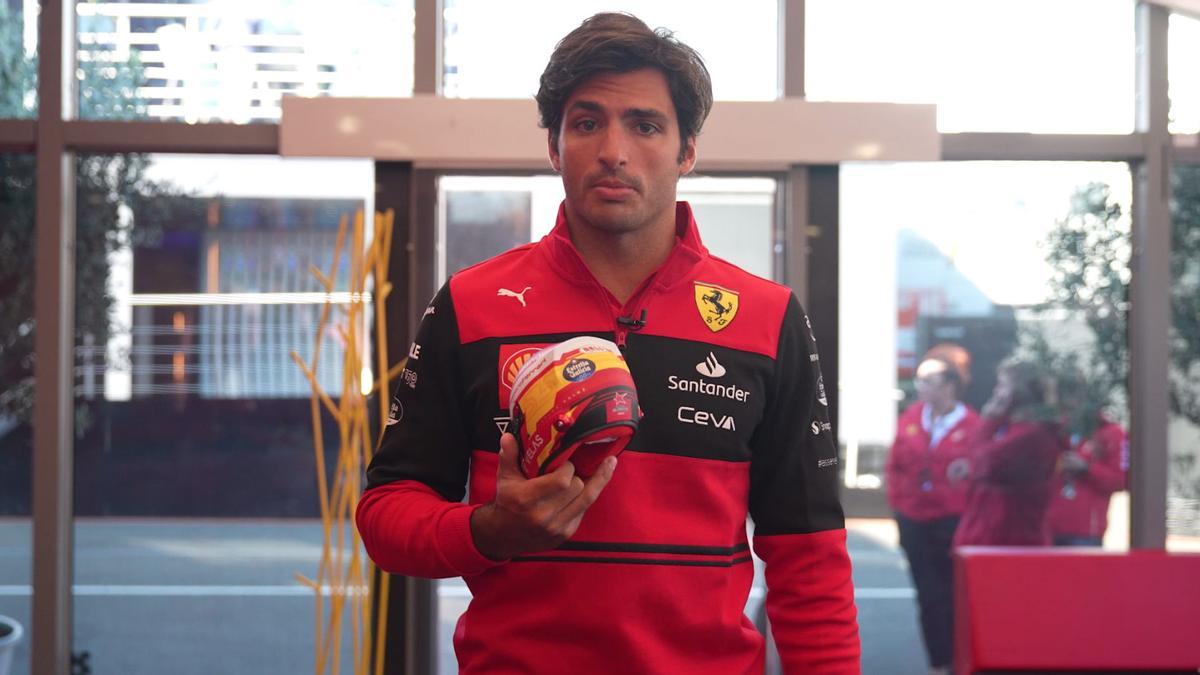 Carlos Sainz con la réplica del casco de Ferrari.