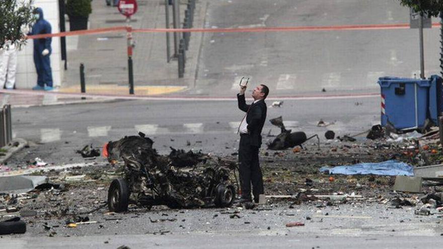 Un coche bomba estalla ante el Banco de Grecia la víspera de la visita de Merkel