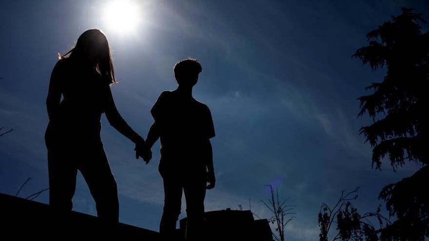 Dos adolescentes de la mano.