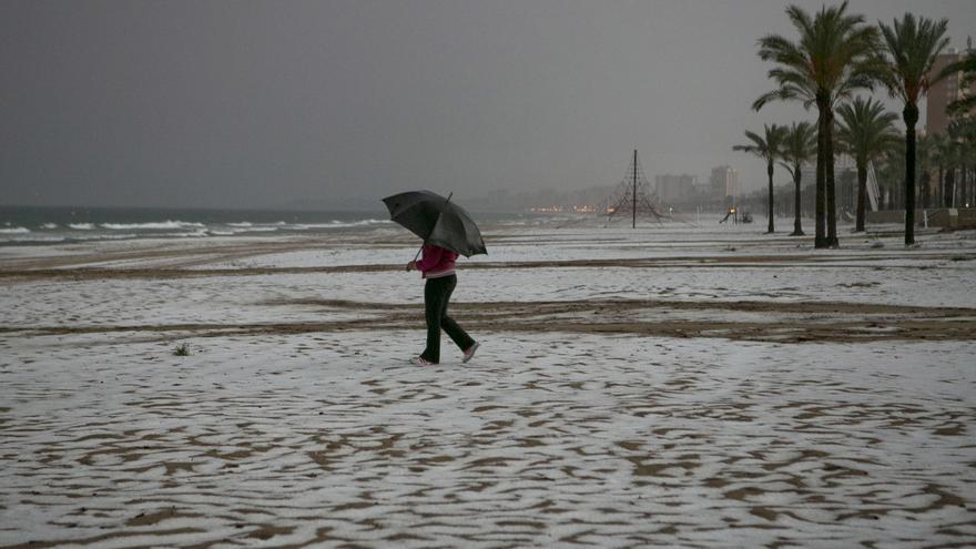 El día en que la &quot;nieve&quot; tiñó de blanco las playas de la provincia de Alicante