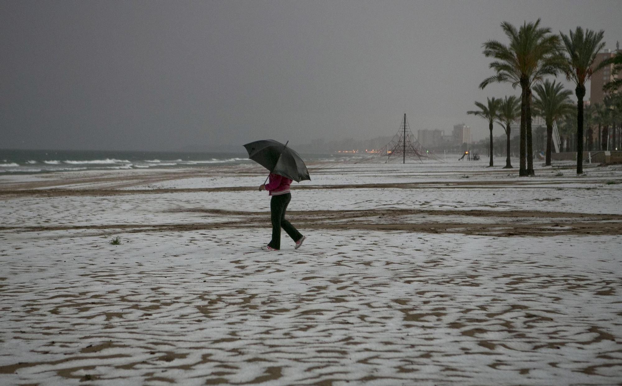 El día en que la "nieve" tiñó de blanco las playas de la provincia de Alicante