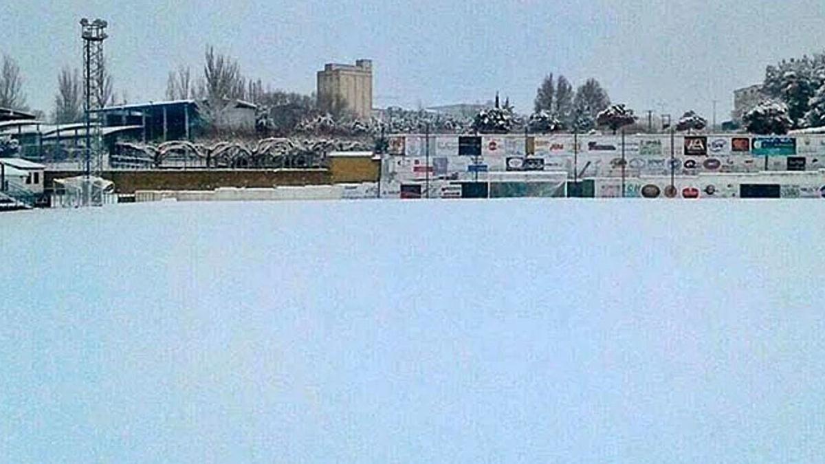 El campo del Guijuelo lleno de nieve en el día de ayer. |  // CD GUIJUELO