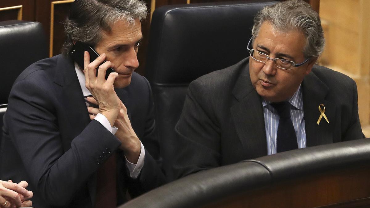 El ministro del Interior, José Antonio Zoizo (izquierda), junto al titular de Fomento, Íñigo de la Serna, en el Congreso.