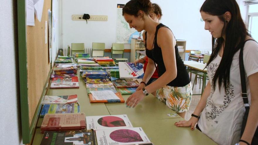 Alumnas de Almassora en un banco de libros de texto.