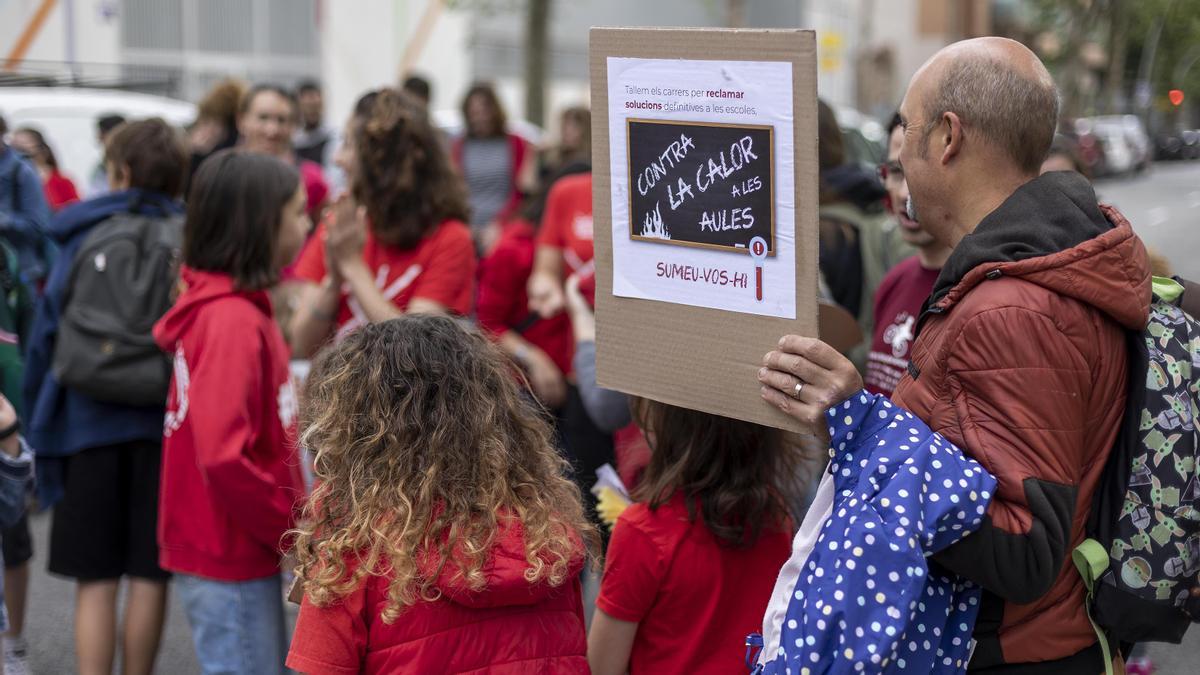 Familias de la Escola La LLacuna del Poblenou cortan el tráfico para reclamar soluciones definitivas en las escuelas contra el calor en las aulas.