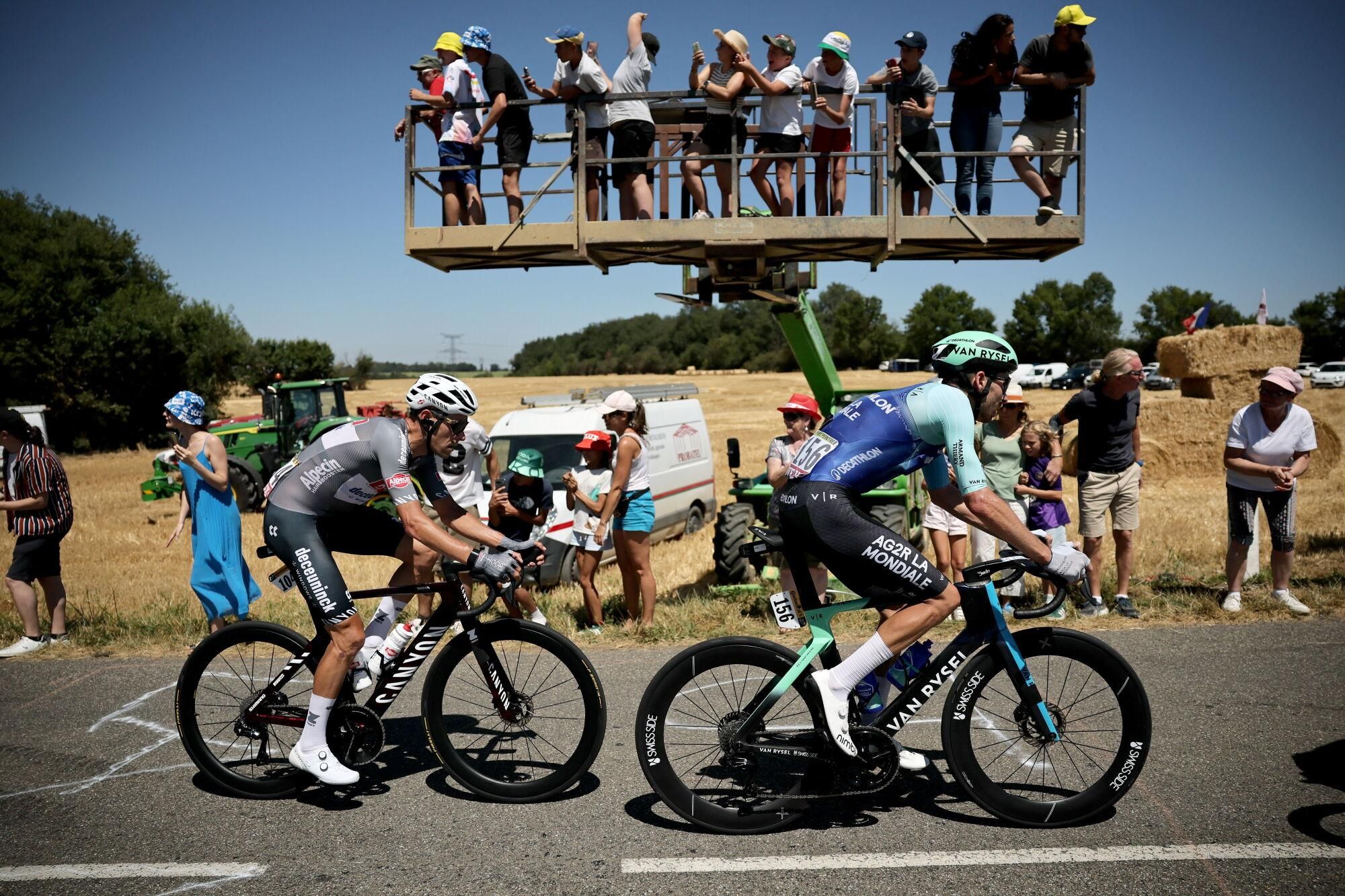 Toulouse (France), 16/07/2025.- Spectators watch French rider Aurelien Paret-Peintre (R) of Decathlon AG2R La Mondiale Team and Belgian rider Xandro Meurisse of Alpecin - Deceuninck team riding past during the 11th stage of the Tour de France cycling race over 156.8km around Toulouse, France, 16 July 2025. (Ciclismo, Decatlón, Francia) EFE/EPA/CHRISTOPHE PETIT TESSON