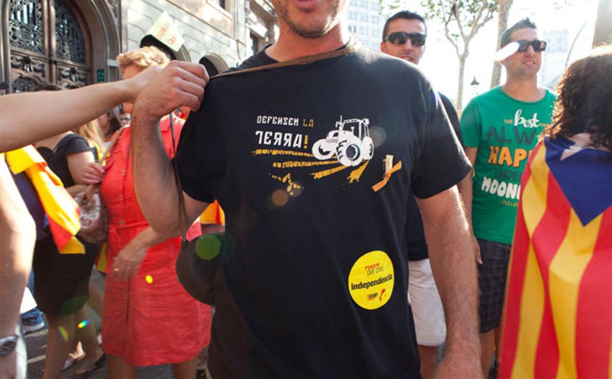 Los manifestantes han acudido a la manifestación con camisetas de todo tipo con mensajes a favor de la independencia