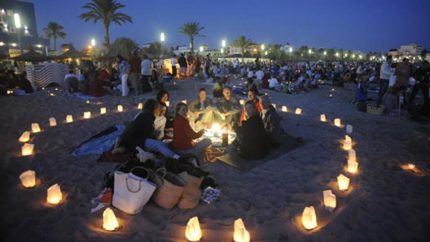 Stilvoll: Im Kerzenlicht am Strand dinieren, die Stimmung genießen und später ein nächtliches Bad nehmen.