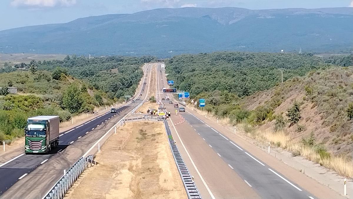Un hombre queda atrapado tras salirse de la vía con su turismo en la A-52, en Palacios de Sanabria