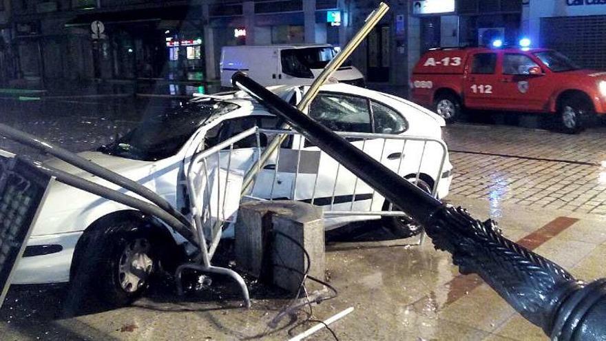 Estado en el que quedó el coche tras empotrarse contra una farola.