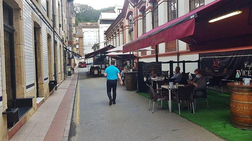 Terrazas instaladas en la calle Maliayo de Villaviciosa.