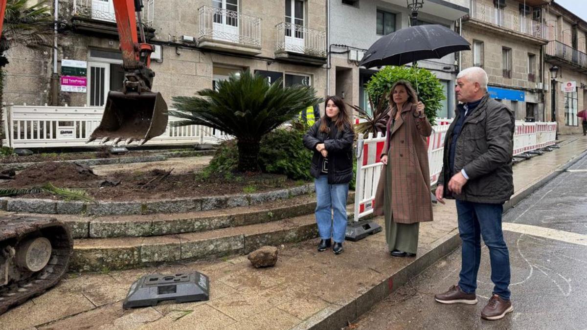 Fernández, Castro y González supervisan el incio de las obras.