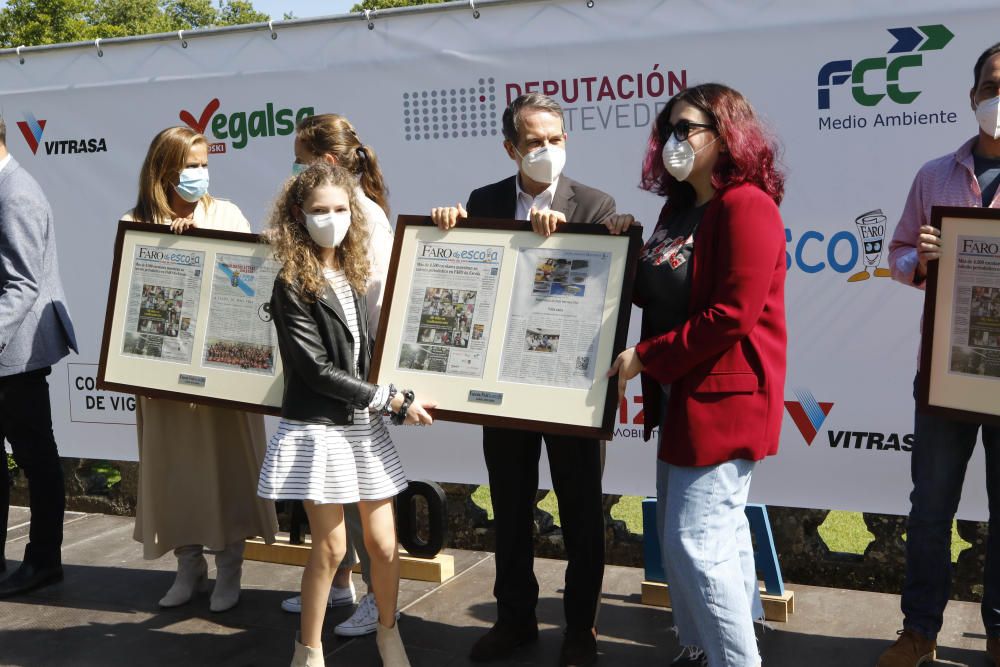 Profesores y alumnos participantes en la quinta edición de FARO da Escpña reciben el reconocimiento en Castrelos por su gran trabajo durante un curso marcado por el coronavirus.