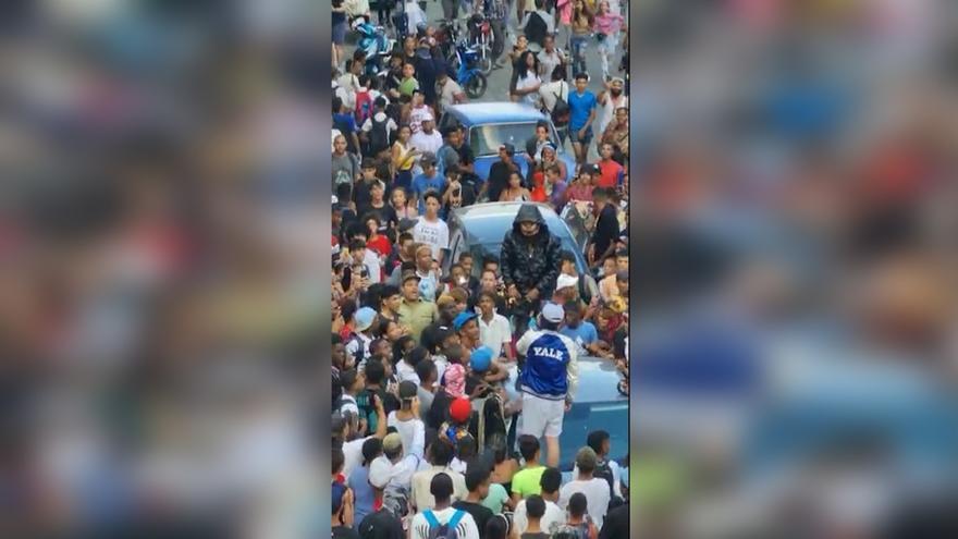 Lluvia de dólares desde un hotel de lujo de La Habana desata la polémica en Cuba.