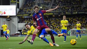 Marcos Alonso lucha por un balón con Iza Carcelén durante el partido entre el Cádiz y el Barcelona.