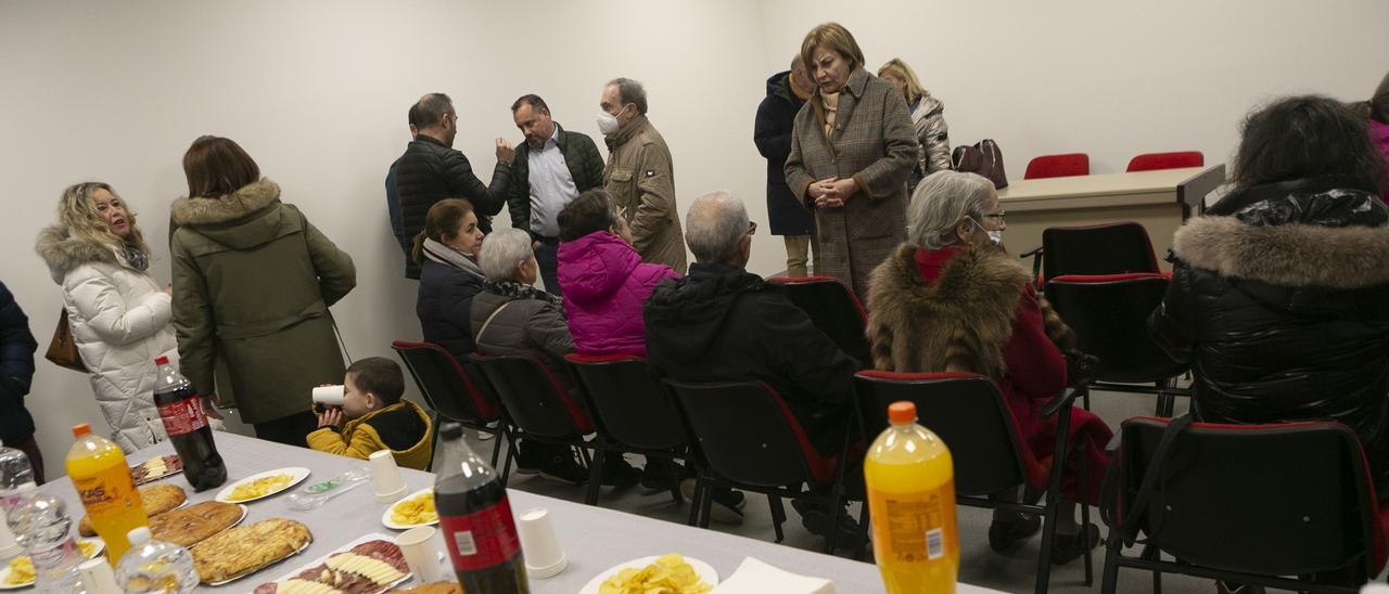 Mariví Monteserín, de pie, conversa con unos vecinos antes del inicio de la inauguración. | María Fuentes