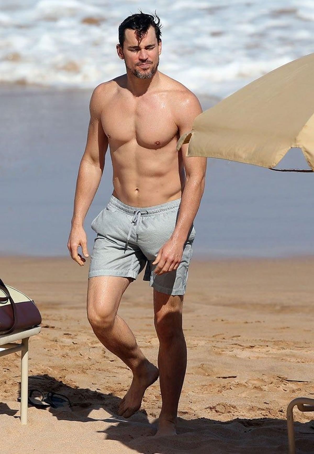 Matt Bomer anda por la arena al salir del agua