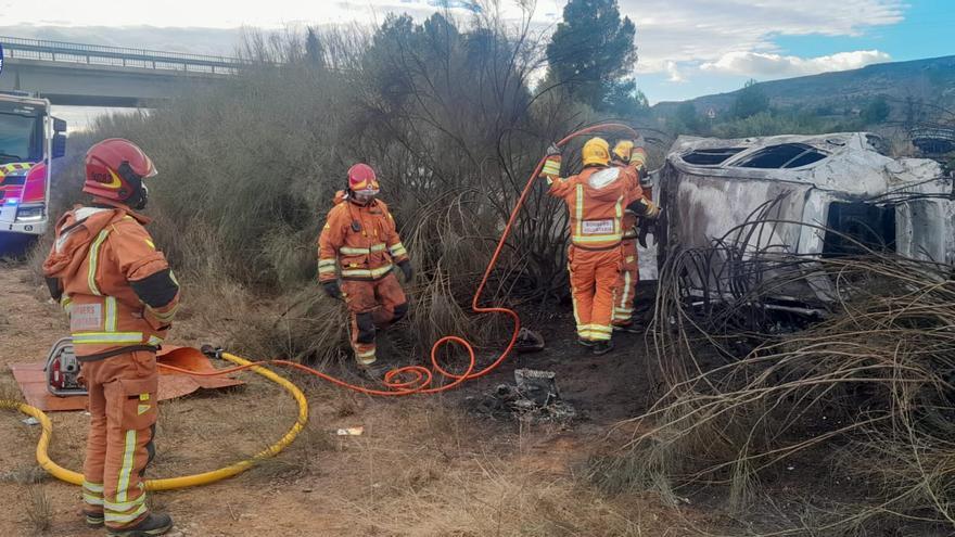 Un conductor muere calcinado tras un accidente en la A-35 en Vallada