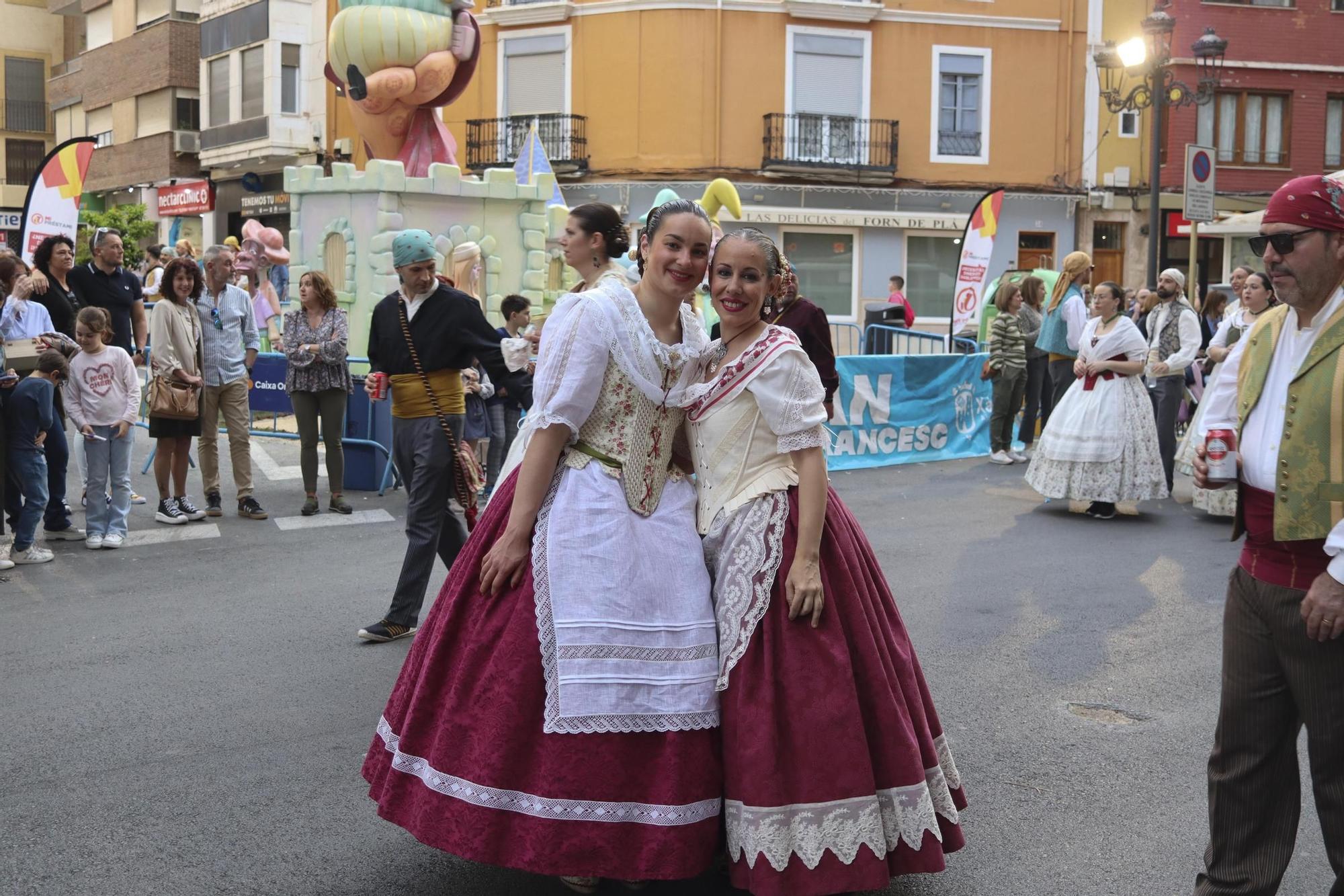 La tradicional visita a las fallas de Xàtiva en imágenes