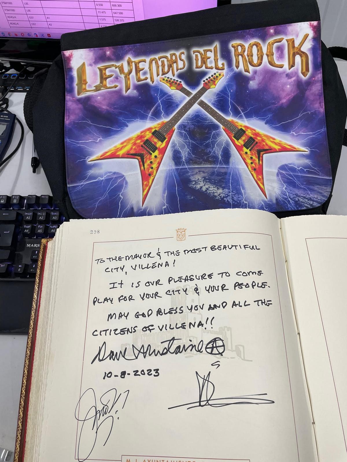 Firma y dedicatoria de Megadeth en el Libro de Honor de Villena
