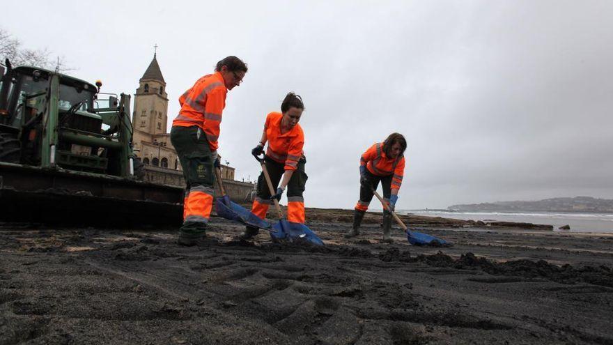 Operarios de Emulsa recogiendo carbón en San Lorenzo