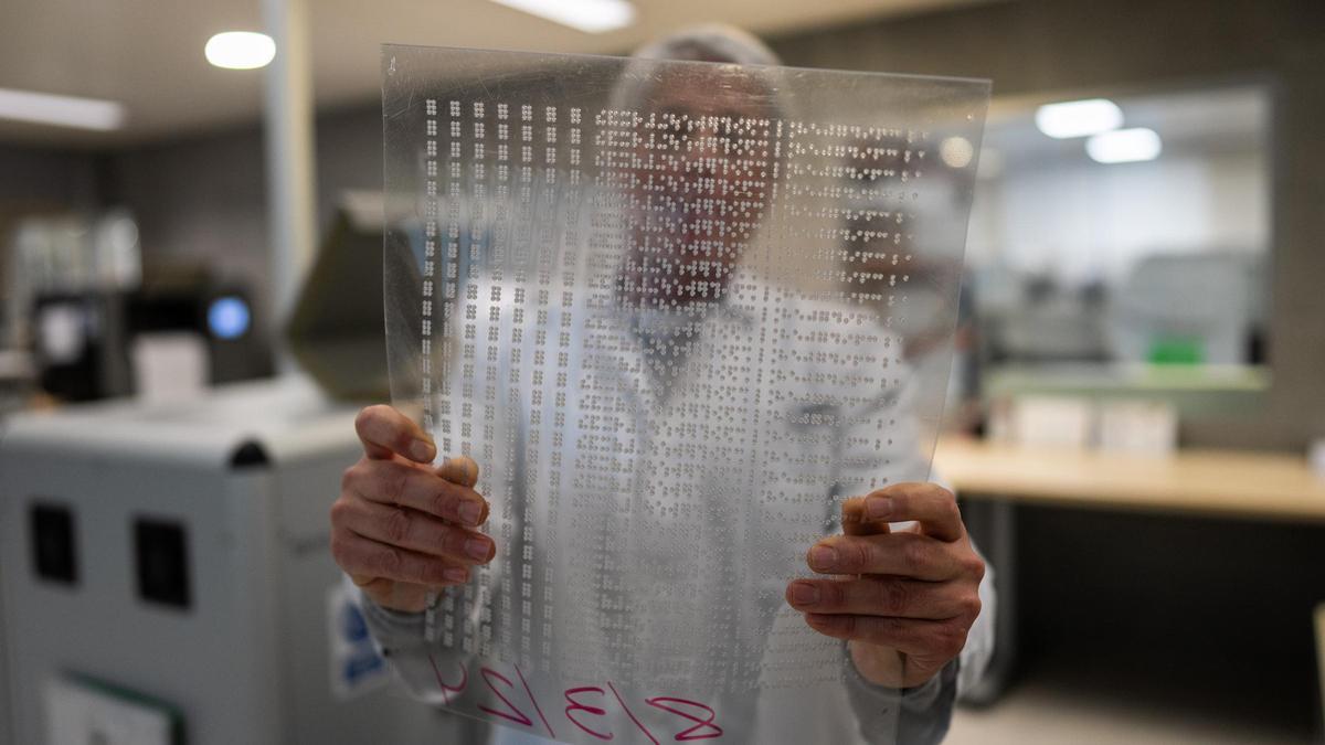 Javier Castro sujeta un molde de impresión en la sede de la ONCE.