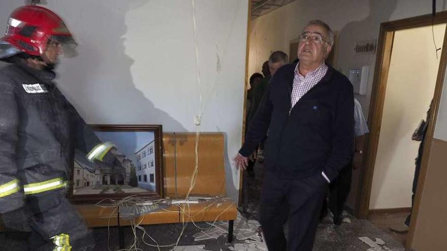 El alcalde de Baralla, Manuel González, inspecciona los destrozos tras el atentado de Resistencia Galega en 2014.