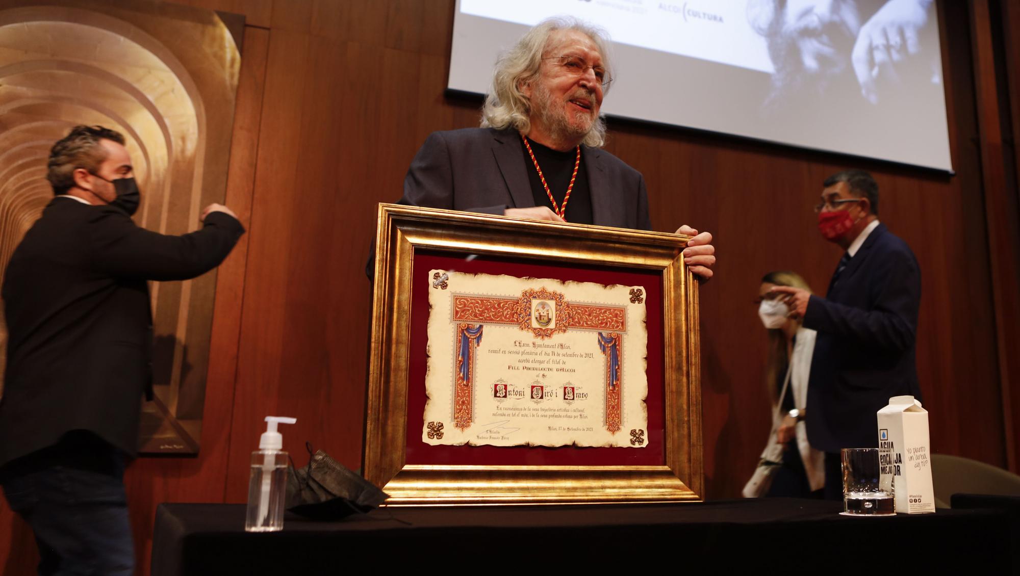 Antoni Miró recibe la Medalla de Oro y el título de Hijo Predilecto de Alcoy